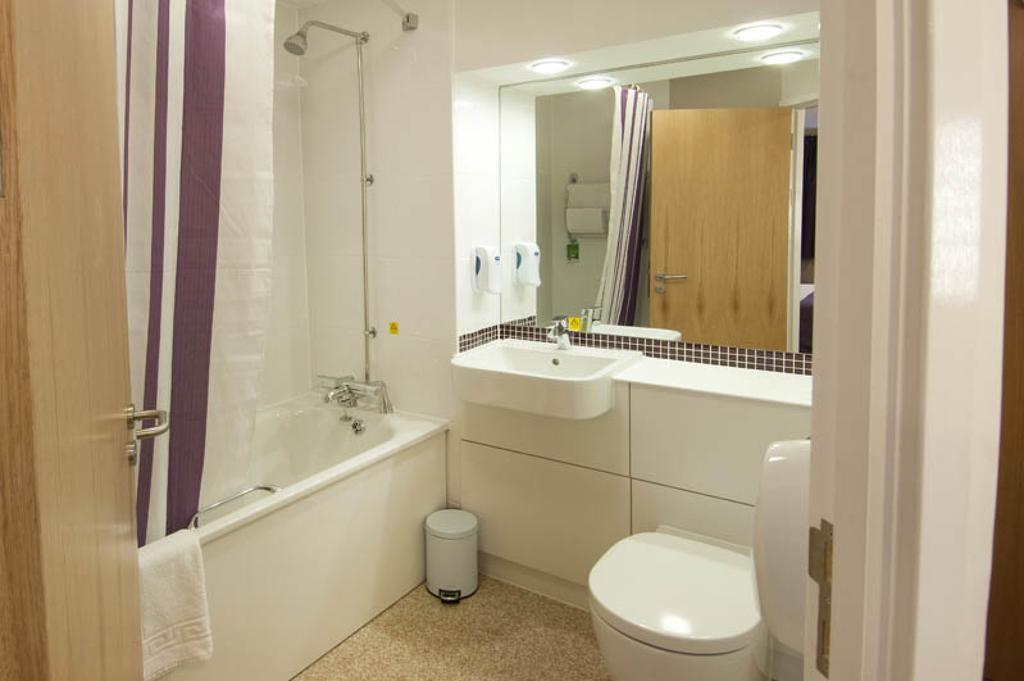 Premier Inn Manchester - Handforth Bilik gambar